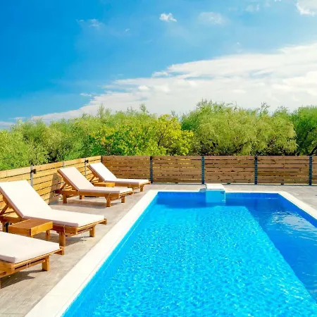 Villa Ftelia *